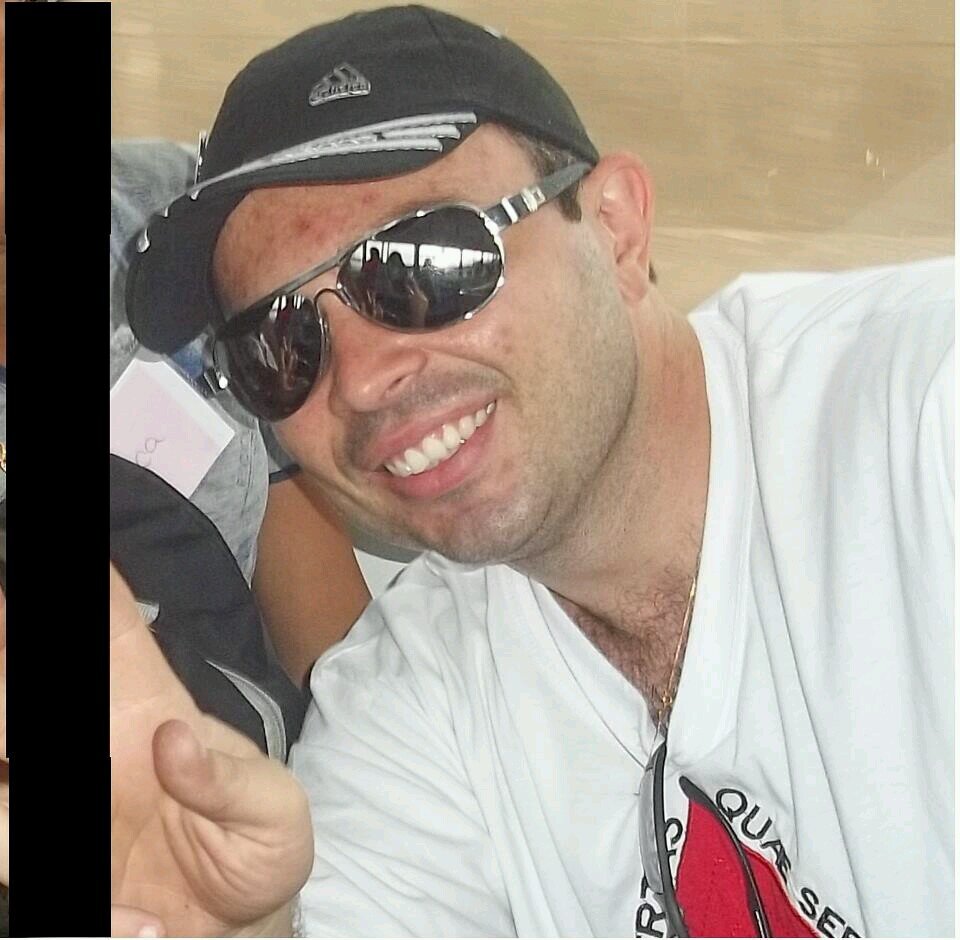 ... Pisando fundo, acelerando tudo, exagerando, saindo do limite. É o que eu te disse, eu sou assim, partindo pra cima, fugindo de mim...