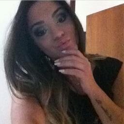 sou uma garota alegre,estrovertida,sincera,muito bem casada,ciumenta,romantica e colorada de coração e futura Bióloga Marinha...