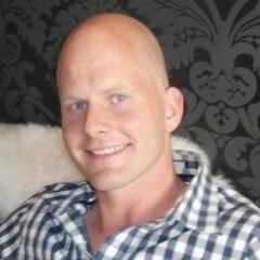 Trandrikkende teknokrat med tidvis tendens til tørrvittighet. På bunn i familiehierarkiet, men kniver stadig med han firbeinte.
