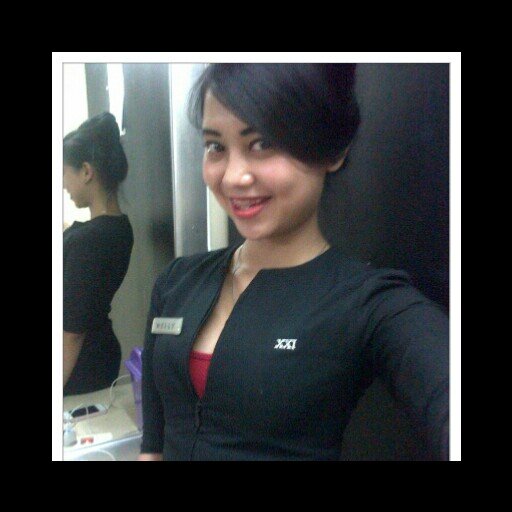Ariyanti '11 Sekretaris, Stay work with Cineplex XXI, I want to life be better and Something happiness
line : imellyana
path : Melly Ana