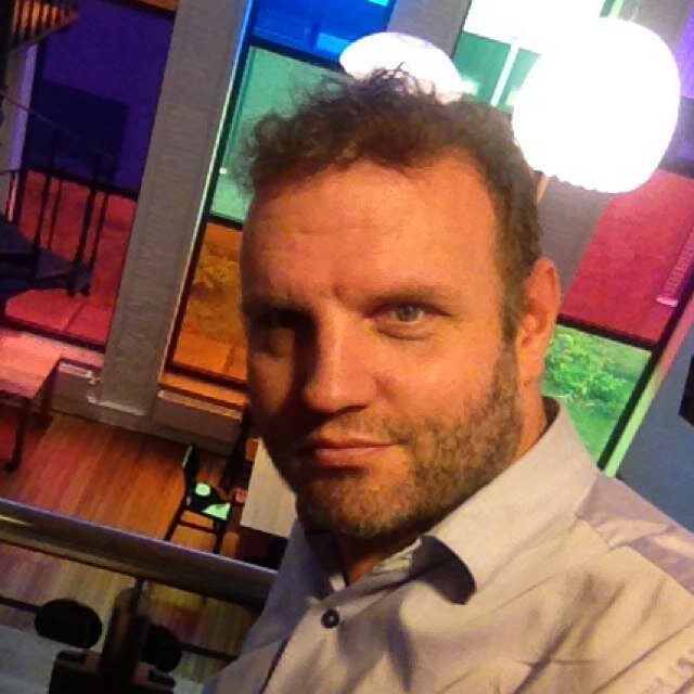 Online professional, trainer, no-nonsense mentaliteit, Monnickendam, getrouwd met Martine, vader van Femke en Maaike, 5 katten, Marillion, Kiss