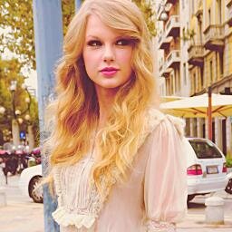 Aqui você pode encontrar informaçoes, explorar casos, ver fotos e muito mais sobre a Taylor Swift 13