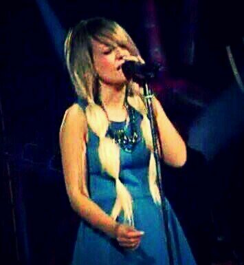 Fan de mi ganadora de la voz♥ Mandy Santos.