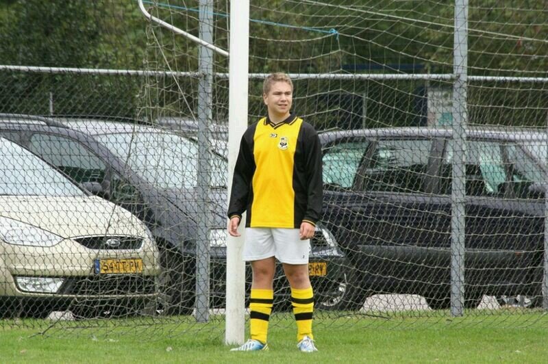 17 jaar- Schoten B2 - verdediger- insta wesleymettes- snapchat: wesley_mettes