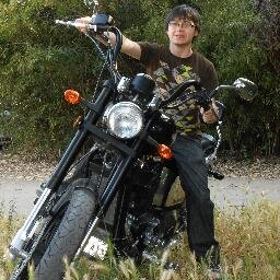 soy alegre, responsable para mis cosas, soy bajo de estatura.