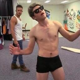 FREE FOLLOW GO FOLLOW @awkmiall PLEASE THANKS ILY