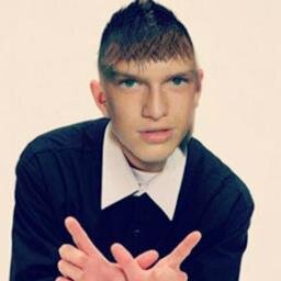Ueano, soy re yoáca pa´todos mis angelitos biemh turras, arre loco vo´
Ueano, zoy bien australiano asi bien flow con ojohs tirandoá´verdes, ykse