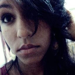 17 anos, Ariana, extrovertida, apaixonada, brincalhona se quiser ter uma ótima amiga é só clica ai abaixo em seguir q Te Sigo de Volta ;) . E viva lá vida \o/