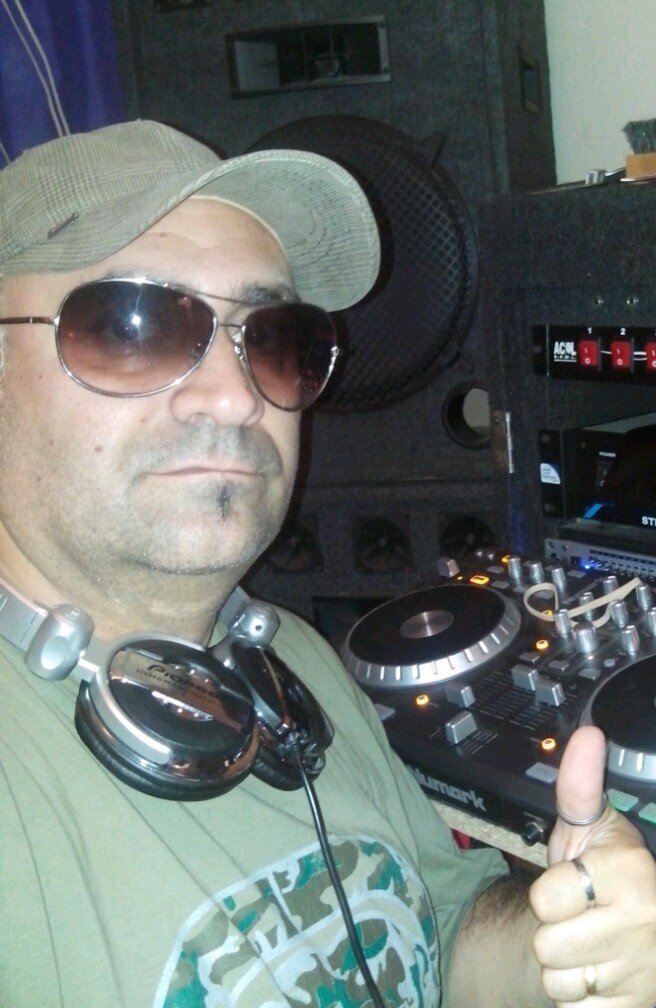 Gordito simpático, jugando a ser DJ trabaja en Gob de la Ciudad
