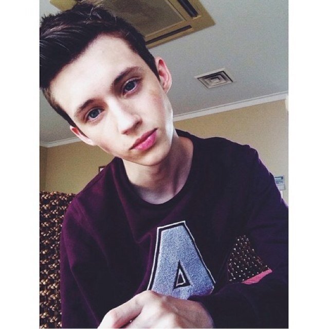 Tyler's bitch | Gay |John Green| Hardcore Fangirl |Youtuber|Flower Crowns| ONE DIRECTION { PREACH THE #TROYLER}