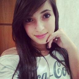 gosto de doces, sou fofa e sensível.. meu dog é a bola de pelo mais linda do mundo e eu amo ele tipo muito, anw ♥