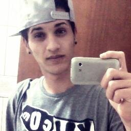 Ver-te é um sopro de ar que me inspira, me alimenta, me excita, me tranqüiliza, me perturba, me mata... tenha pena de mim...