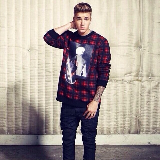Justin Bieber 
Ariana Grande
I love him. 
Fan account w/ one goal:
Meeting Justin..