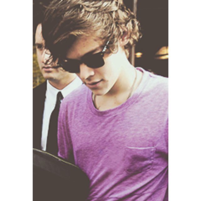 Ur fab follow @_QueenHarold
