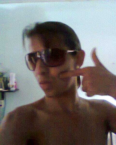 Bem sou uma pessoa que sabe a sutil diferença entre o bem e o mal, que aprendeu com o mestre mundo que nem sempre devemos esperar algo de belo.