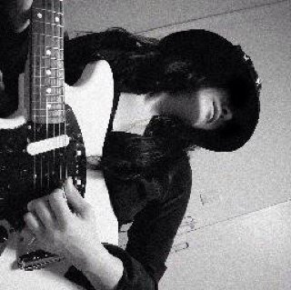 ロックと生野菜と田舎が大好き。 ライブハウスでは1人でいたいのでお構いなく。ギター練習中。『カクヨム』で小説を書いています。ペンネームはManolya✒️