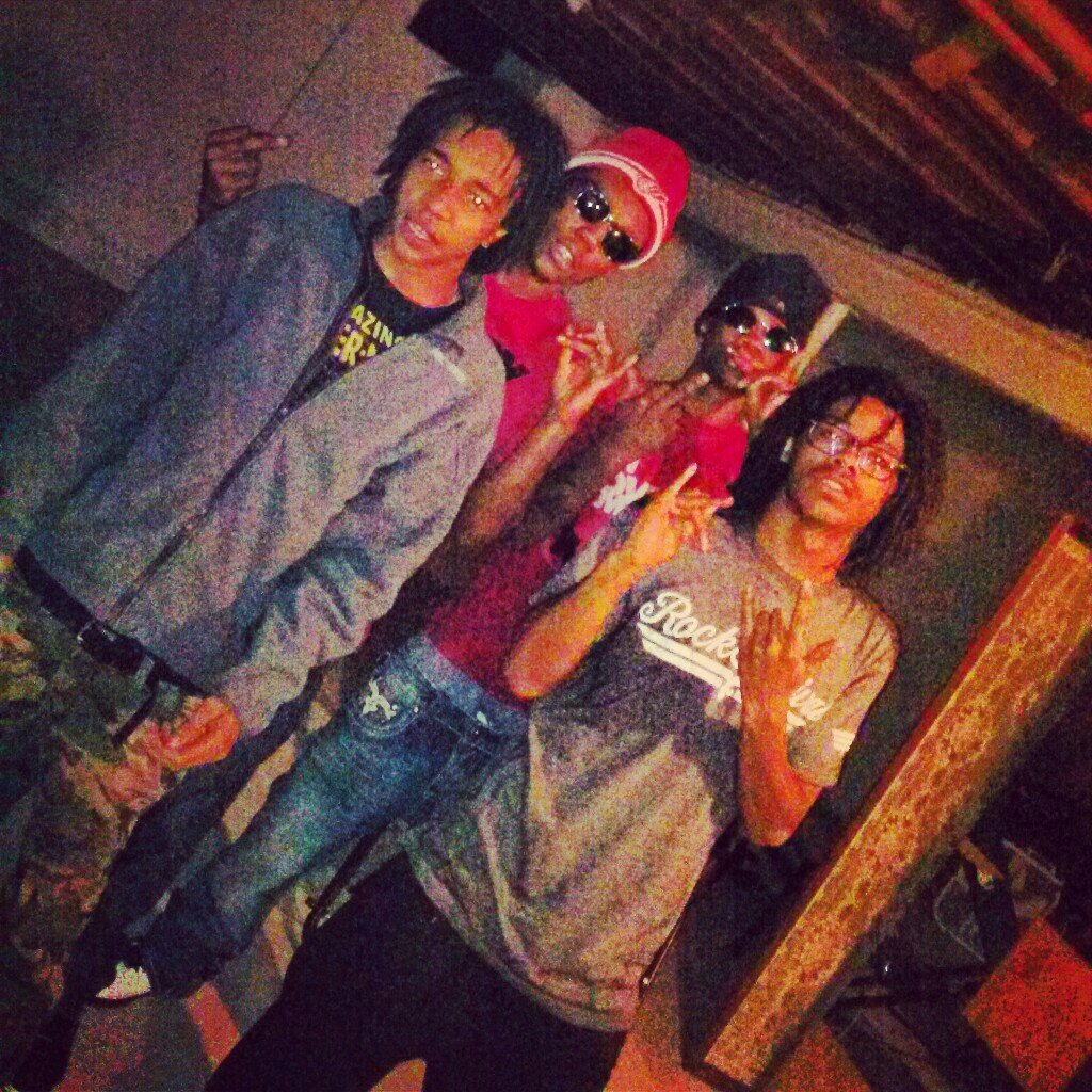 young nigga rather be rich than famous . Circle real small cause niggas ain't solid !