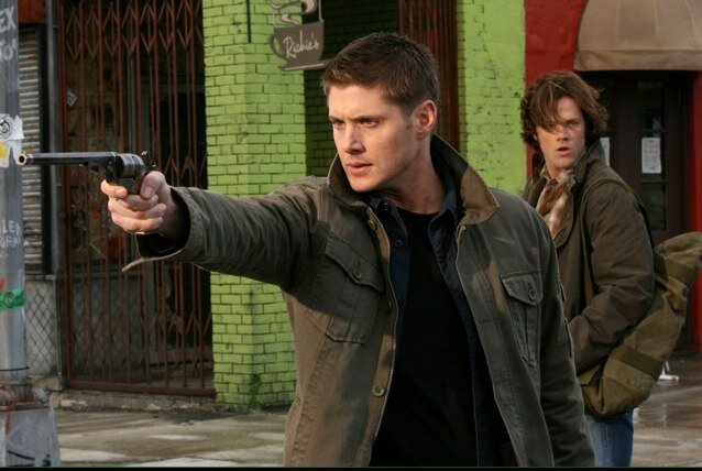 Adım Dean Winchester.Kova burcuyum,sahilde yürüyüş yapmaktan,güneşin batışını izlemekten ve oynak hatunlardan hoşanırım..