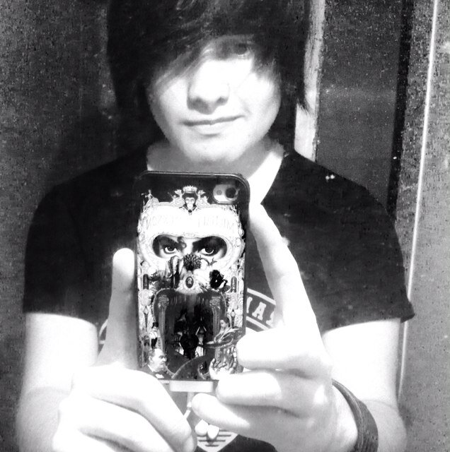 I am : Andrew I like : rock and metal I love jackie green and the oreo cookies ☺ I ... just Follow me ?