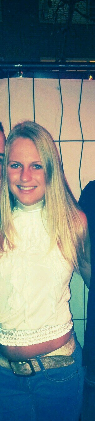 __xLARiSS's profile picture. - whatsapp --  instagram; laaaarissx