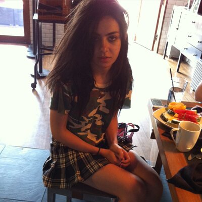 close your eyes and Ill kiss you $$ Vegan $$ beer enthusiast $$ Just ur average computer junkie $$ twitter addict $$ You are what u are