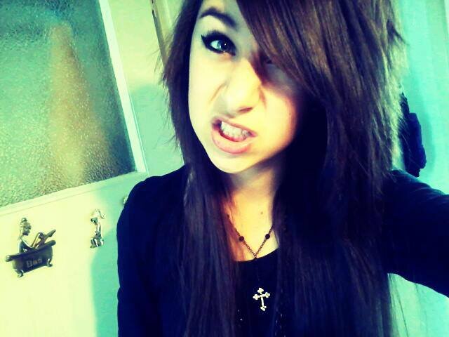 Catii^^ Scene:3..bissn Gothic:3 Metalcore *-* Deathcore*-* 13Jahree old :x brown haiir, green eyes♥ German Giirl xs // Pls Follow ☺♥