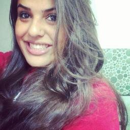 16 anos, divertida, alegre, sorridente, engraçada, simpática, amiga, confiável, 1 pouco tímida, 1 pouco ciumenta, carinhosa, amorosa, romantica e apaixonada ♥