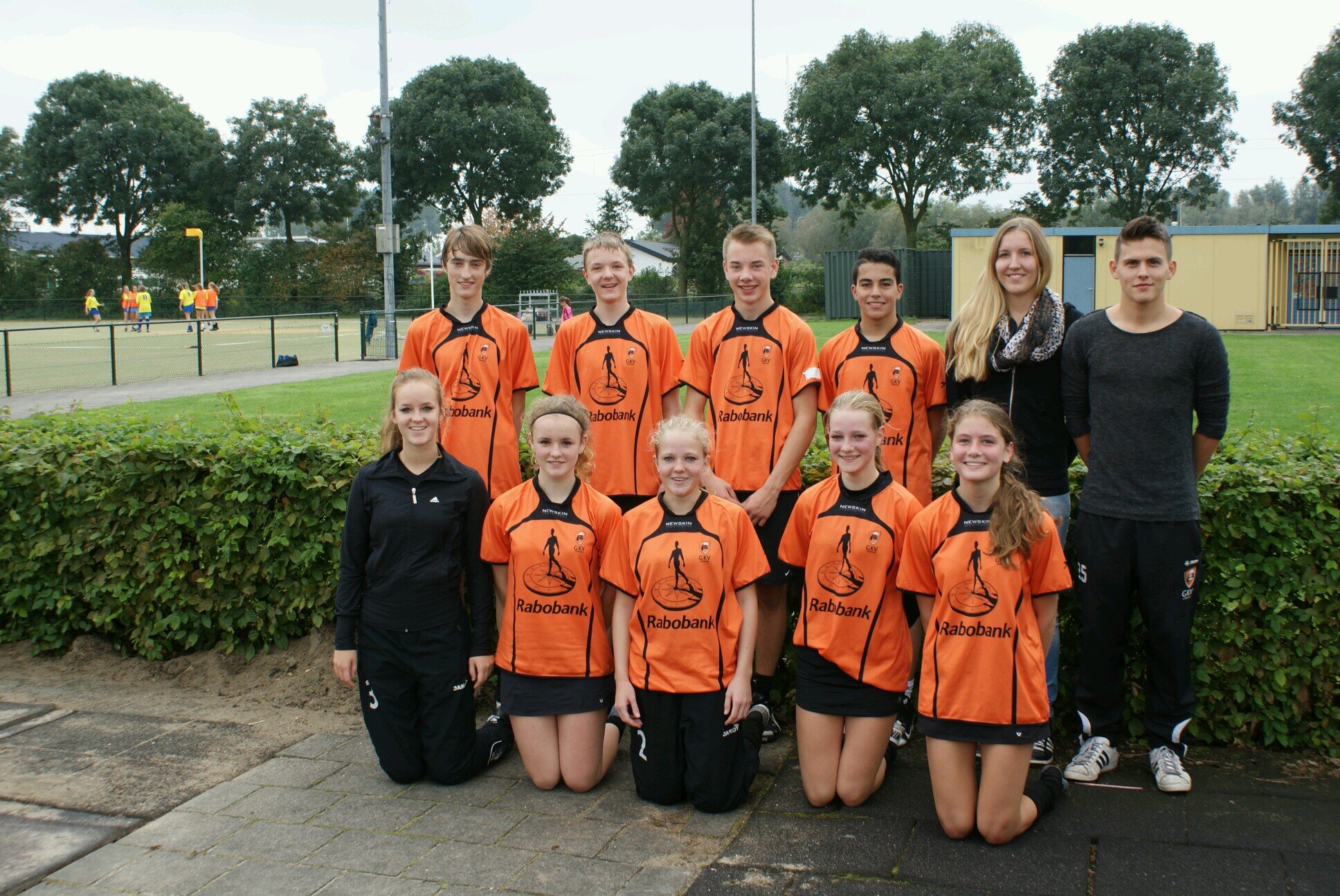 Spelers: Anna Marthe, Annelie, Anouk, Jirska, Merel, Brahim, Niels, Pepijn, Stijn, Tjeu | Coaches: Maren, Gert-Jan