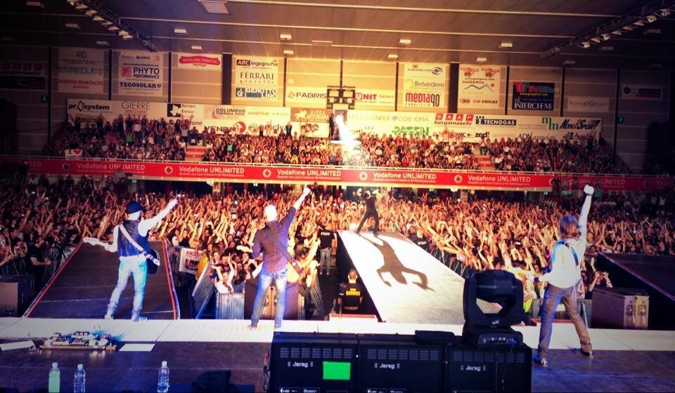 E' una fanpage presente anche su fb qui:
http://t.co/txOzW2N2eD

Diventate fan,grazie e come dice Kekko love ù.