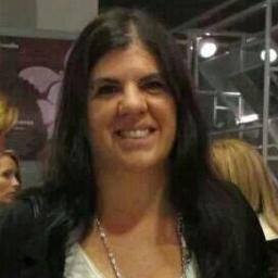 Abogada, profesional del misterio de Desarrollo Social de la Nación desde hace casi 26 años. Bien casada y orgullosa madre de tres hermosas mujeres,  bostera