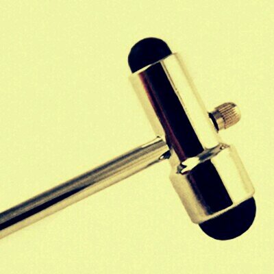 Más de uno se merece una ostia bien dá con el martillo de reflejos