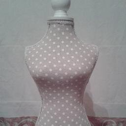 Hola soy estilista de moda, diseñadora  y profesora de corte y confección.