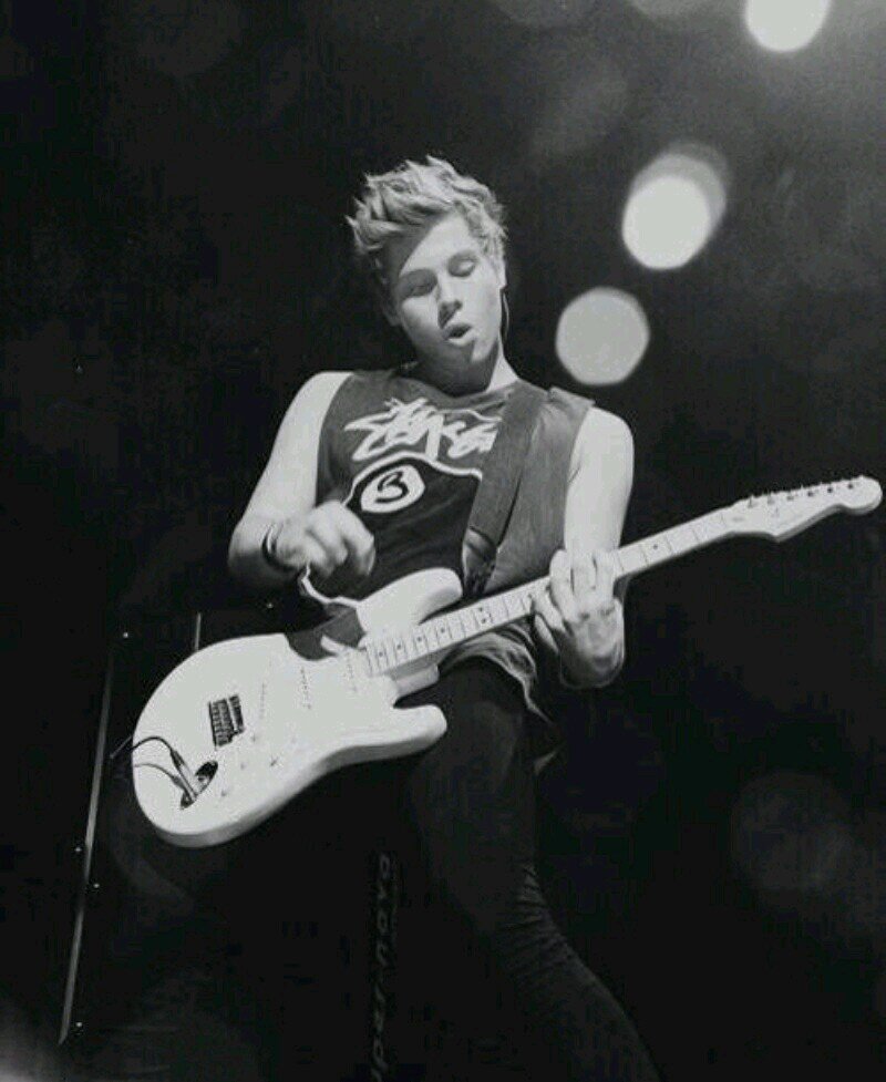 I Fell In Love with 4 Australians 19/04/13 x 5sos x