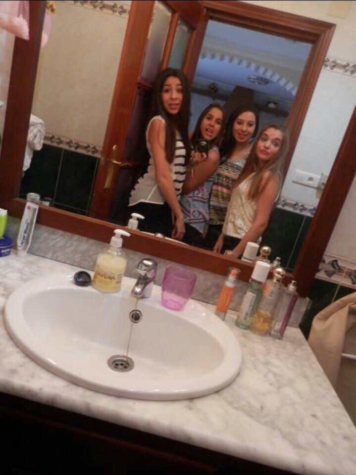 15.Con las 3 mejores amigas del mundo.No necesito a nadie en mi vida que no me necesite en la suya.
