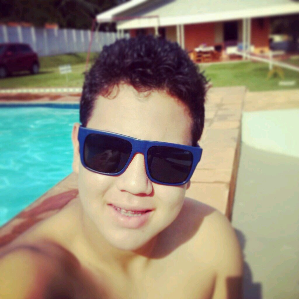 Quem se descreve se limita !