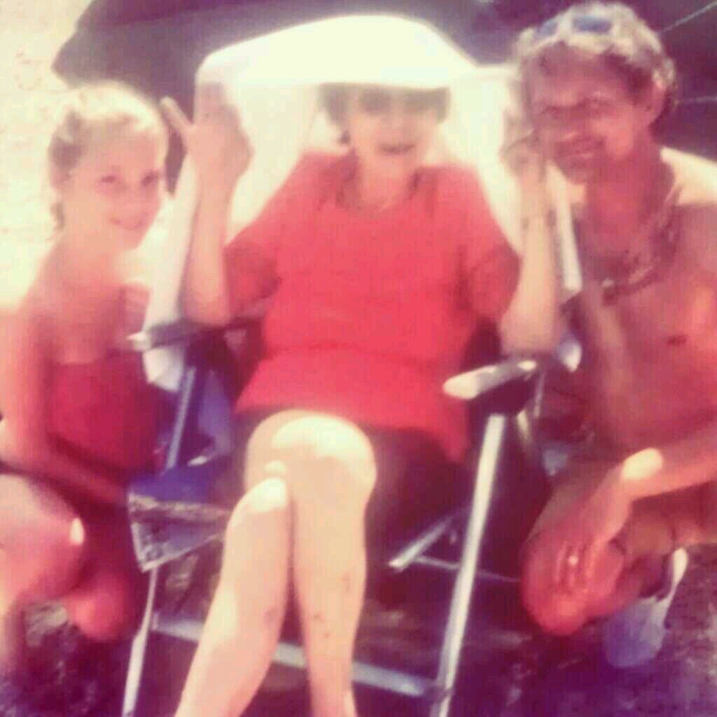 Lieve oma, je zal altijd in mn hart zitten, ik zal je nooit vergeten, de tijden met je waren geweldig, ik hou van je oma! †