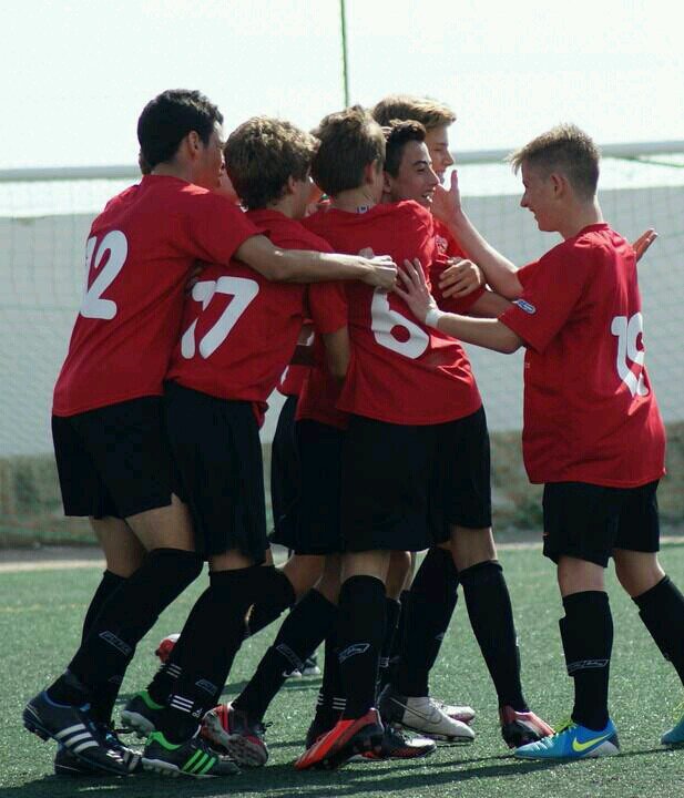 SirventSergio's profile picture. vamos rapaos como frailes,con la chaqueta de los bulls y la gorra de los raiders./soñar es la unica manera/14 primaveras/aqui todo canvia todo pasa y nada queda