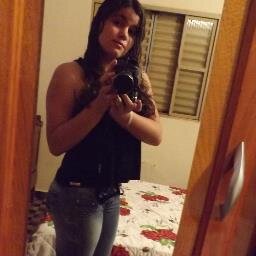 Desastradra, atrapalhada, ciumenta, irritante, orgulhosa, palhaça....TUDO MENOS PERFEITA ! (:
Me Segue, Você Vai Gostar (;