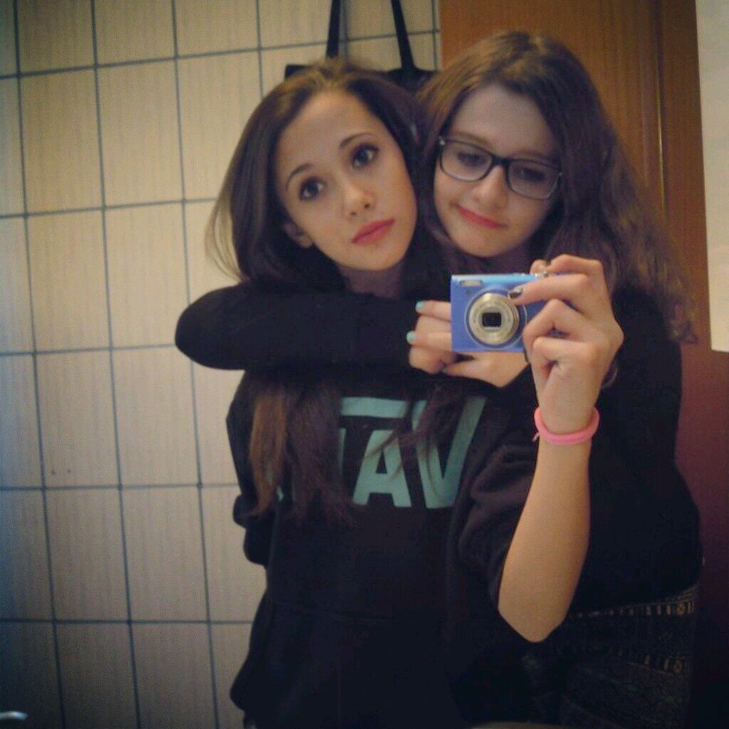 Pues que ella es la persona que mas quiero en este mundo. Es mi vida entera, sin ella nada tiene sentido. La quiero mas que a nadie :3