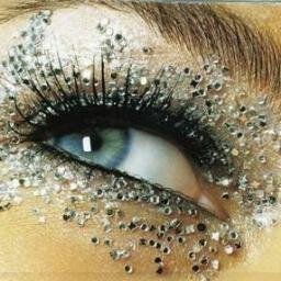 Maquillage Professionnel, Styliste Ongulaire, Coiffure.