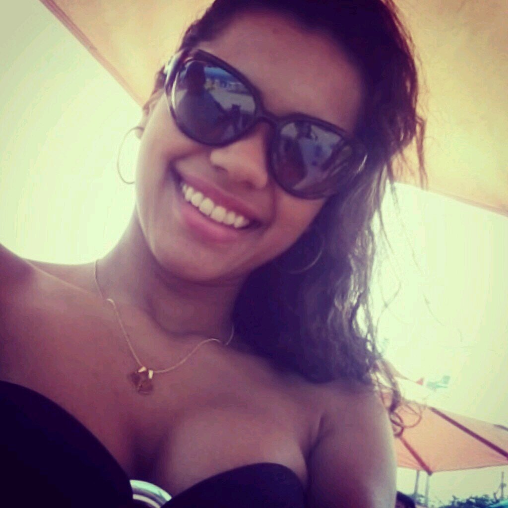Eu quero ser uma jovem diferente neste mundo
quero transparecer a vida de jesus
E ser como a luz que ilumina as trevas
E onde a guerra eu quero ser sinal de paz