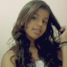 Vivemos em um mundo de pessoas que fingem ser o que não são-- Sou meio doida,gosto de contar piadas e sempre quero estar por perto de quem amoo..