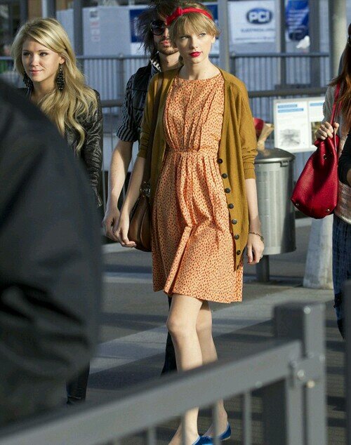 Taylor please write a 2013 Christmas song!!! :)
