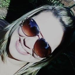 ' E eu só quero nessa vida é ser feliz. ♪ '