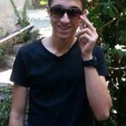 Bir kırgınlık yok değil içimde,
buluyorum nedenini; 
en çok sevilen olmamak.