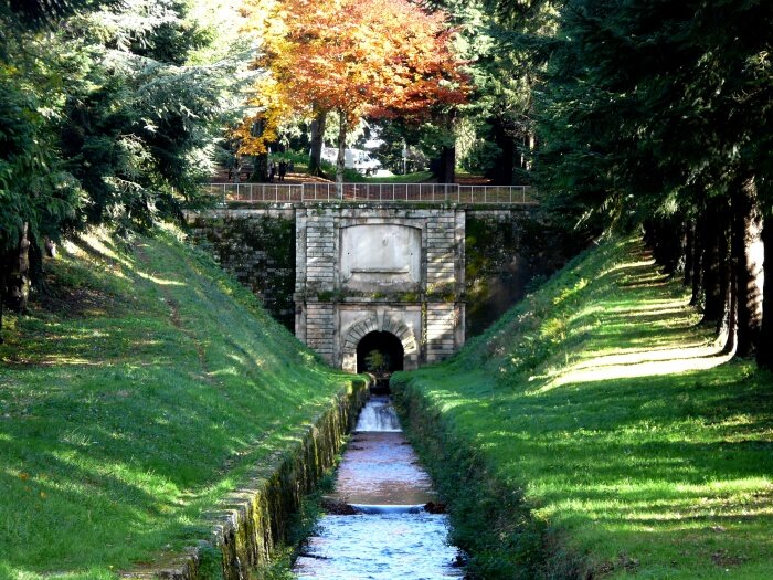 Découvrez Les Cammazes, village du Tarn en Pays de Cocagne ! Revivez l'histoire du Canal du Midi en longeant la Rigole de la Montagne...