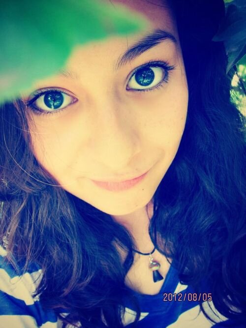 There are 3 sets of words that can instantly make a girl smile: You are beautiful I miss you & I love you.;
