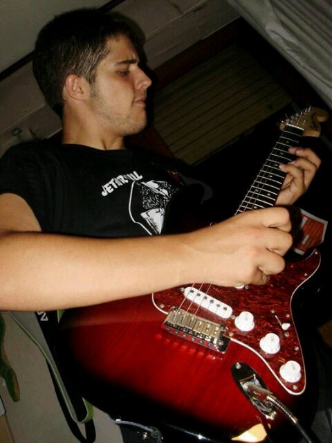 GiulioDix's profile picture. Musica, teatro, tiro con l'arco, fotografia, pattinaggio..magari poter fare tutto!