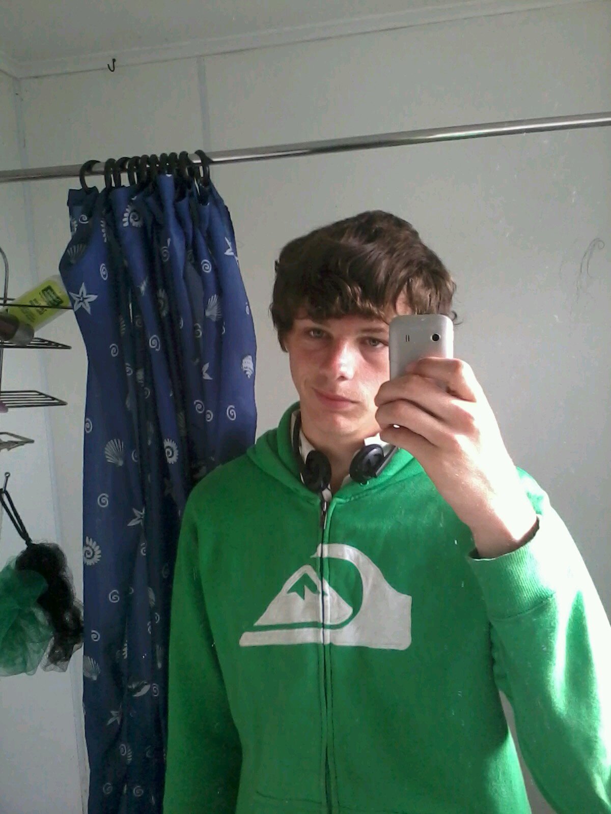 Heya, I'm Brayden and i'm 16 Love Rap and metal (PTV and Asking Alexandria etc...) and absolutely LOVE NFL, fav team is saints... and i follow all my followers