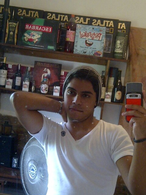 Actor, Modelo, enamorado de la vida, divertido y extrovertido. Vivo cada día como si fuera el ultimo, tomo riesgos, caminos largos y las tareas q parecen impo.